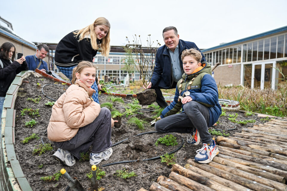 Eva Dora en Job met wethouder Arjan Spaans in de Inspiratietuin